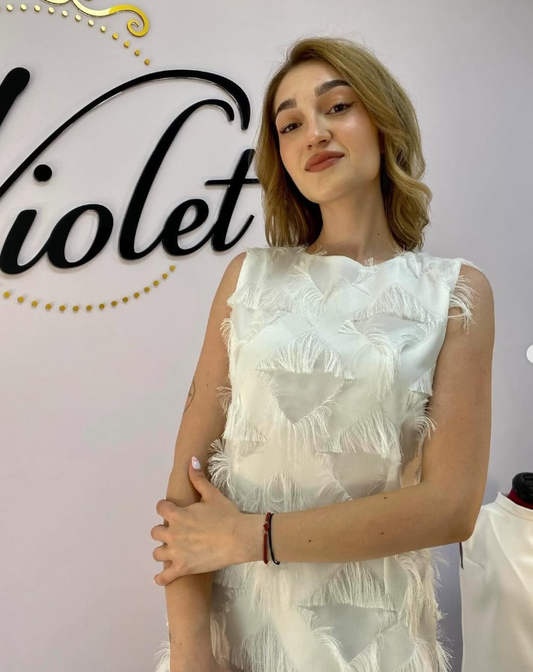 Къса елегантна бяла рокля с ресни Violet