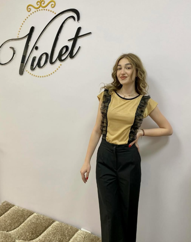 Блуза с къс ръкав и черна дантела Violet